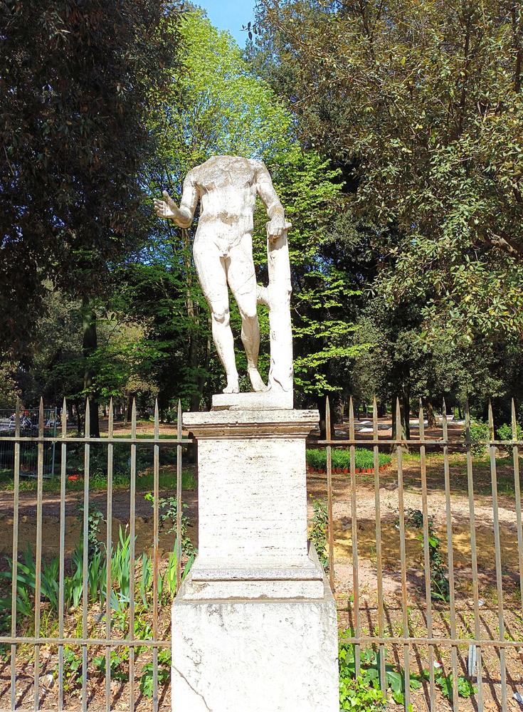 Italia — imagine ilustrativă: Statue-Sculpture Villa-Borghese-gardens.jpg