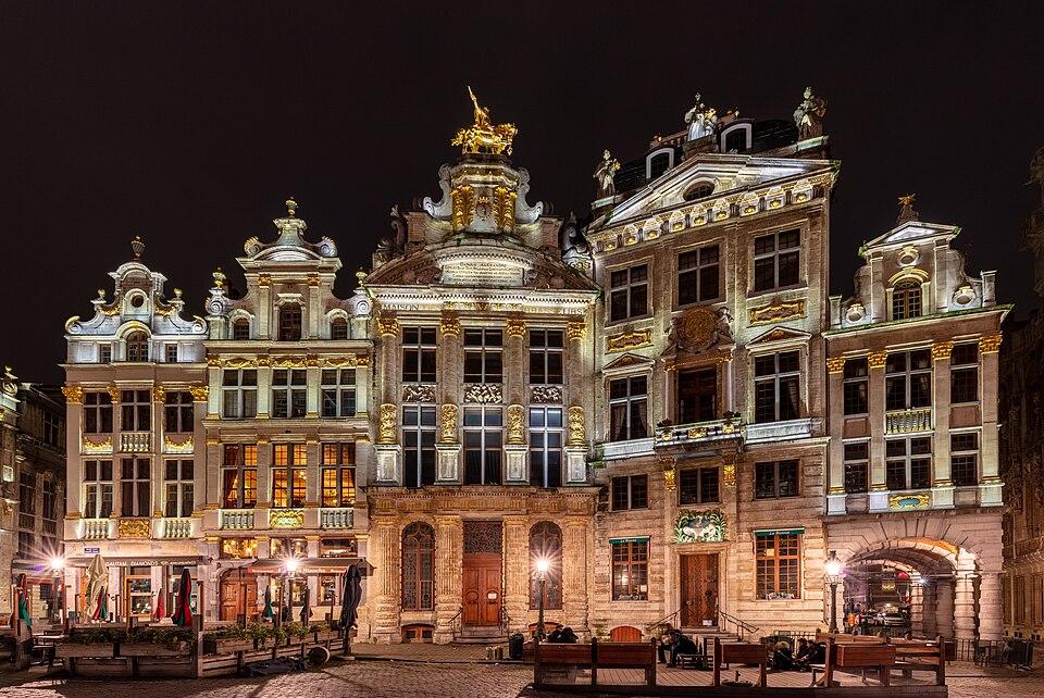 Belgia — imagine ilustrativă: Edificios en la Grand-Place, Bruselas, Bélgica, 2021-12-15, DD 184-186 HDR.jpg
