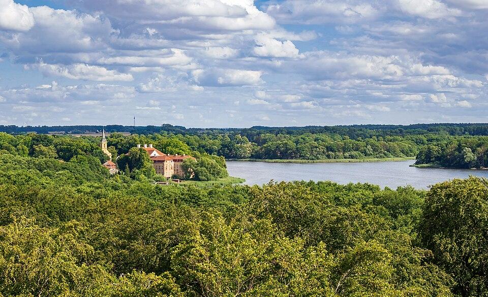 natura — imagine ilustrativă: Church, castle and lake of Ivenack, NW view.jpg