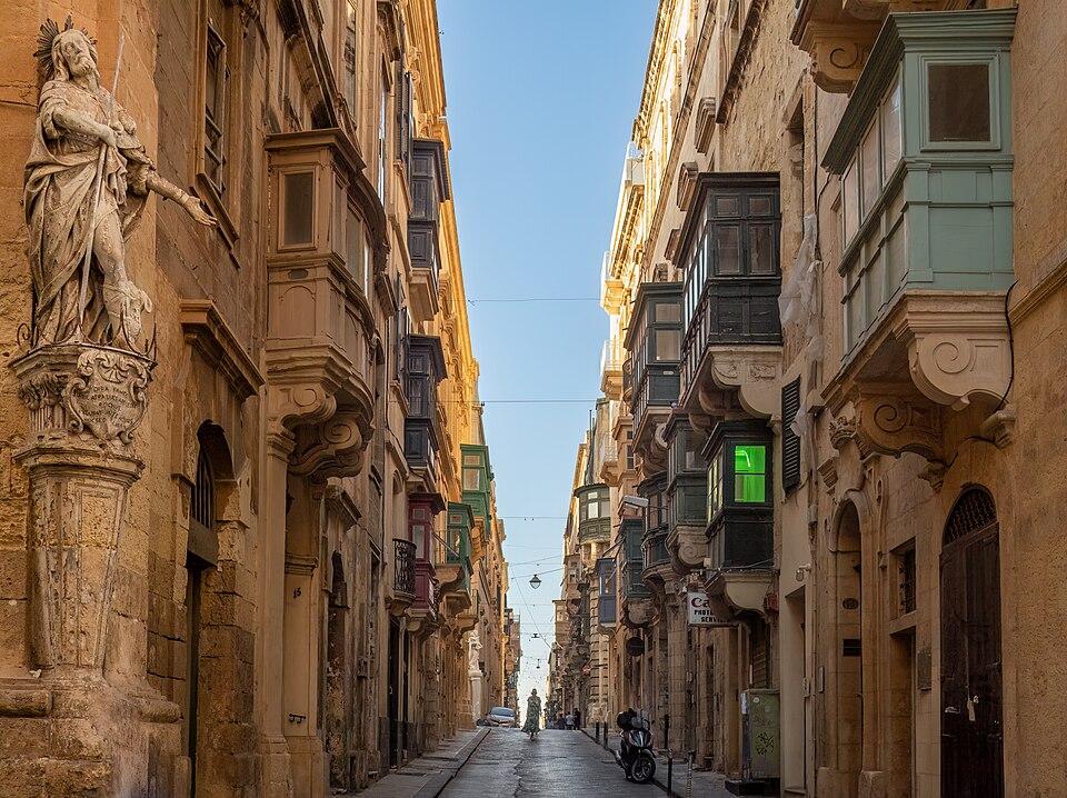 Malta — imagine ilustrativă: Saint Christopher Street in Valletta (32711).jpg