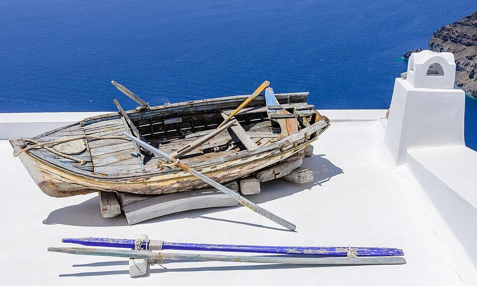 Grecia — imagine ilustrativă: Rowing boat on a house roof - Fira - Santorini - Greece - 02.jpg