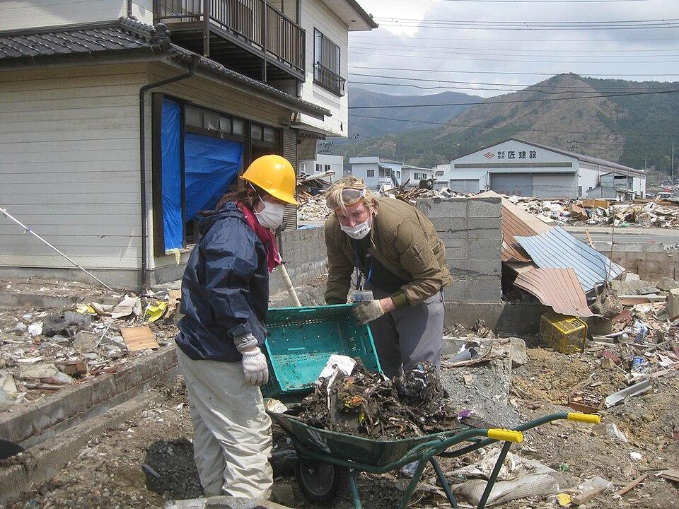 voluntariat — imagine ilustrativă: All Hands Volunteers at Project Tohoku.jpg