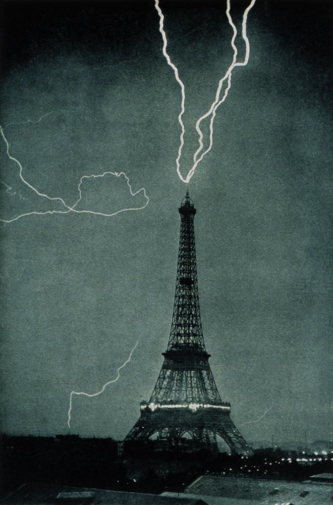 Franța — imagine ilustrativă: Lightning striking the Eiffel Tower - NOAA.jpg