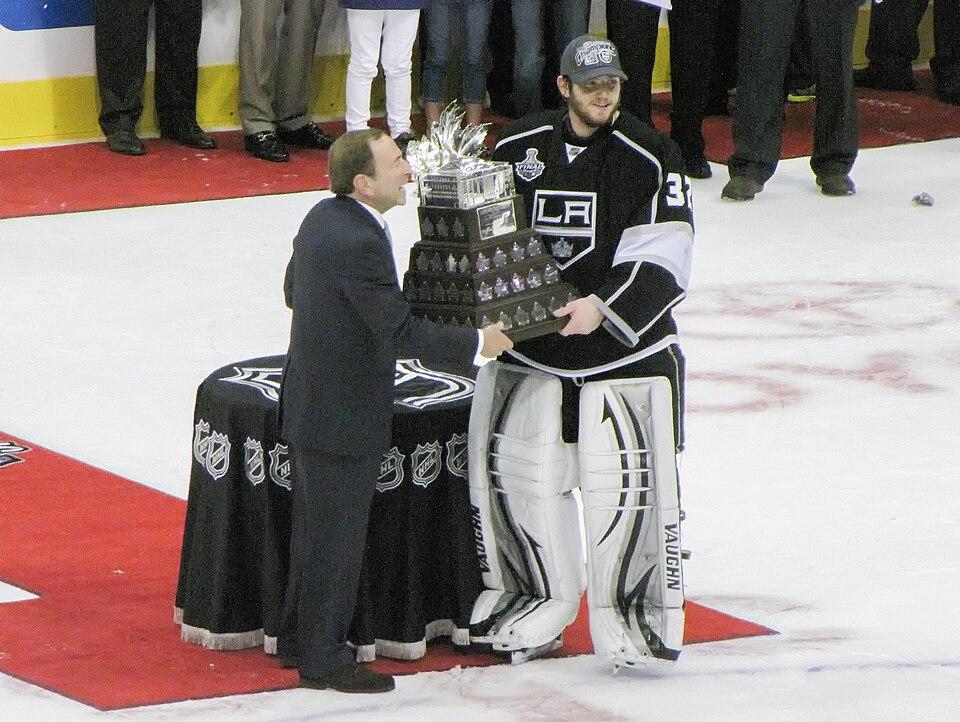 premieri — imagine ilustrativă: Jonathan Quick awarded Conn Smythe Trophy by NHL Commissioner Gary Bettman (7476657388).jpg