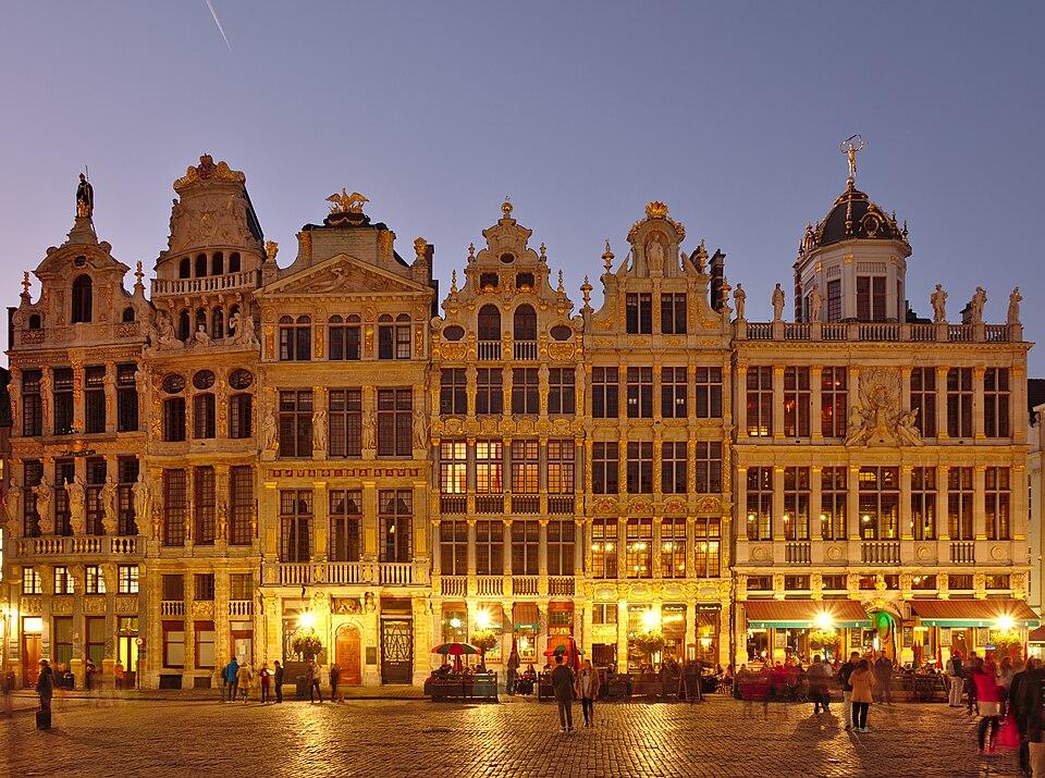 Belgia — imagine ilustrativă: Grand Place 1-7 during civil twilight, Brussels (DSCF1982).jpg